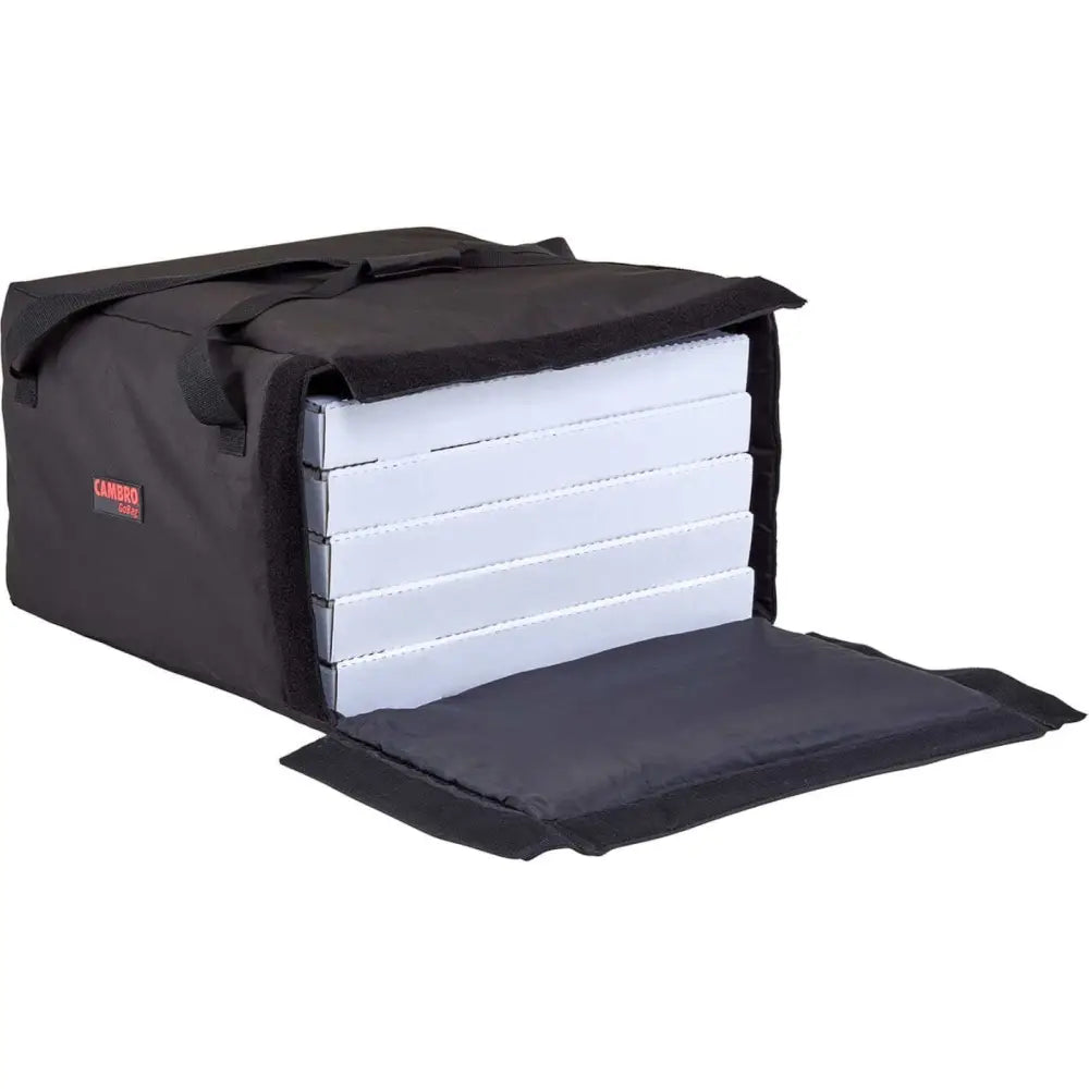 Termisk leveringsveske i svart stoff, lokket åpent med stablede pizzaesker og synlig bærehåndtak.