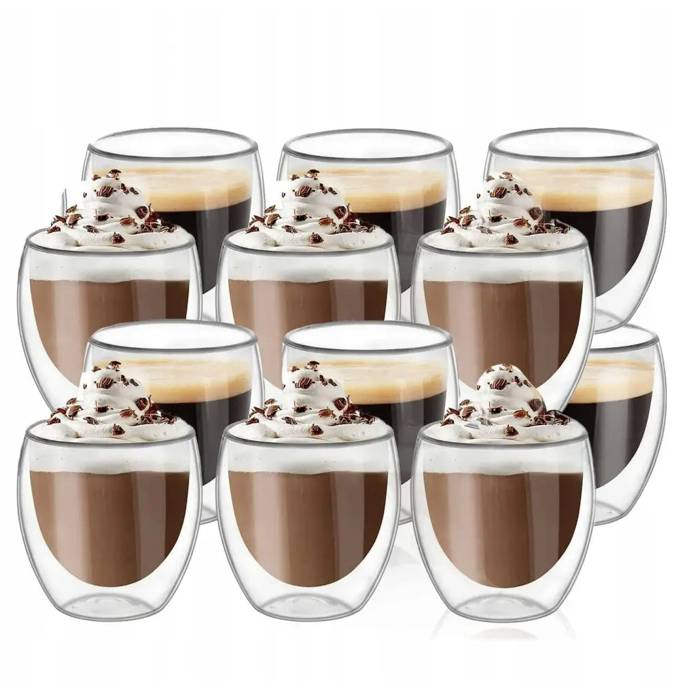 Termiske glasskopper med dobbeltvegg, fylt med kaffe og kakao, flere toppet med krem og sjokoladebiter.