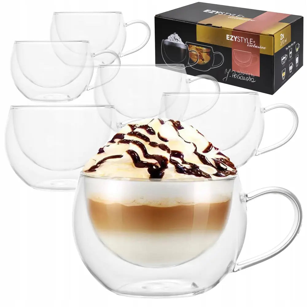 Termiske glass med dobbeltvegg, ett glass fylt med kaffe, krem og sjokoladesaus, eske i bakgrunnen.