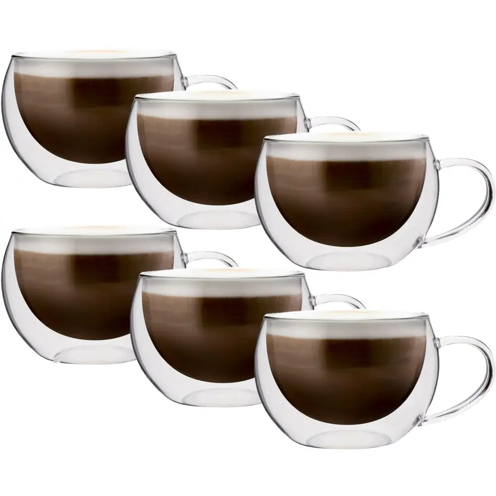 Termiske glass med doble vegger, seks kopper fylt med kaffe og melkeskum sett forfra mot hvit bakgrunn.