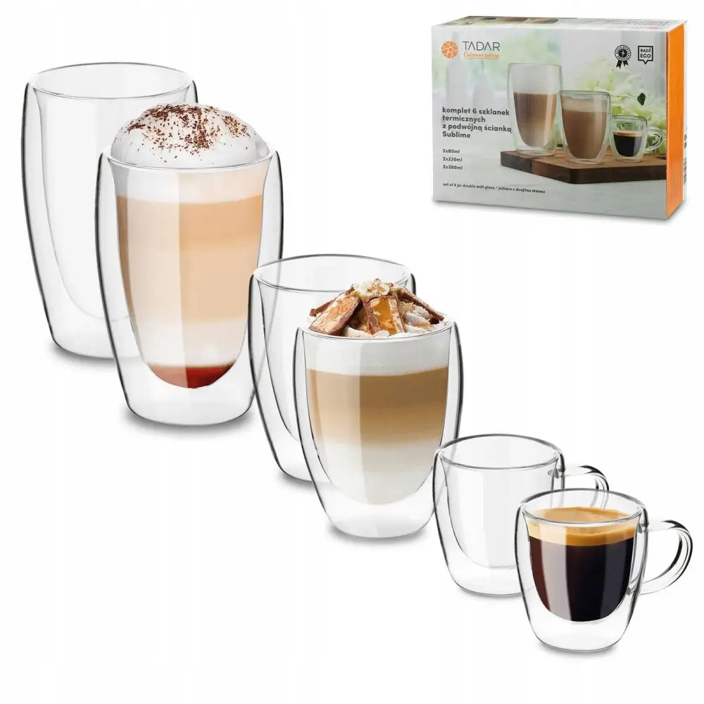 Termiske glass til kaffe med dobbeltvegg, seks glass i klart glass, noen fylt med kaffe, med emballasje.