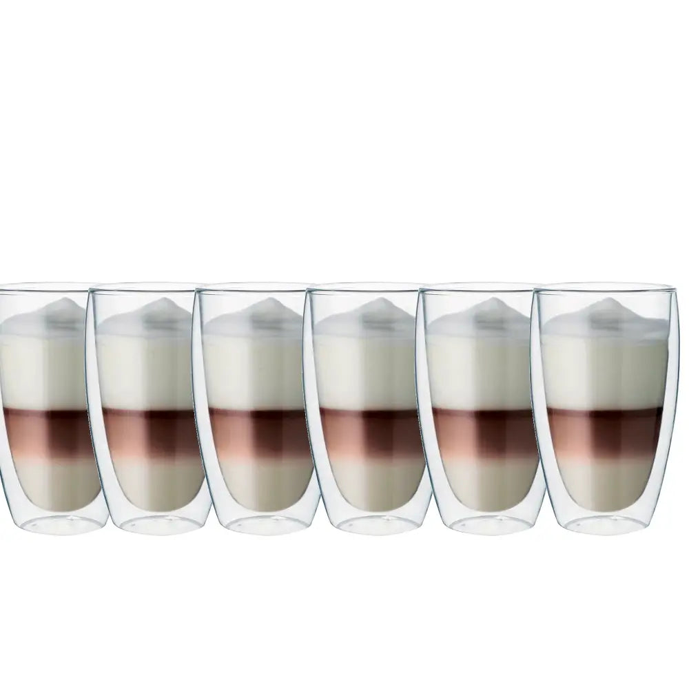 Termiske glass til kaffe, te og latte, seks doble glass med lagdelt drikke og skum, sett forfra.