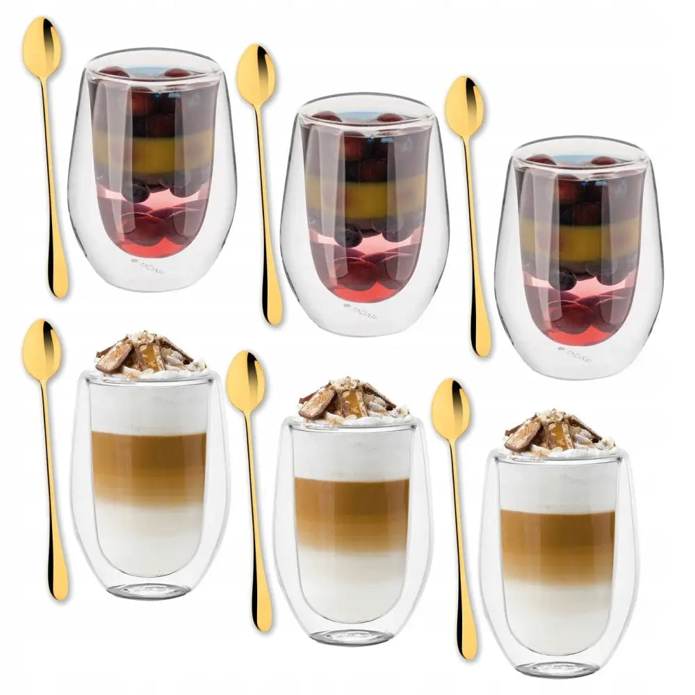 Termiske latteglass med avrundet design, fylt med dessert og kaffe, og seks gullfargede skjeer foran hvit bakgrunn.
