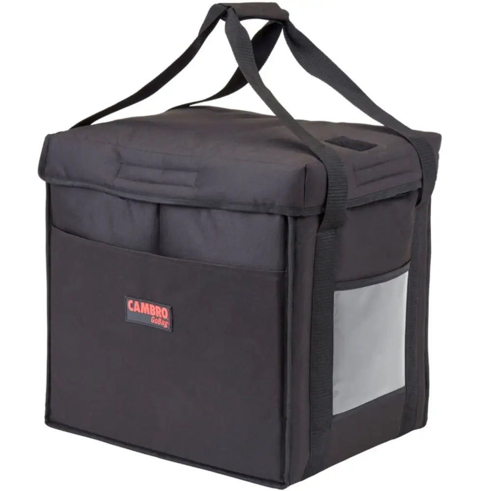 Termo-isoterende leveringstaske 42 l, svart tekstil med frontlomme, bærehåndtak og logo, skrå vinkel.