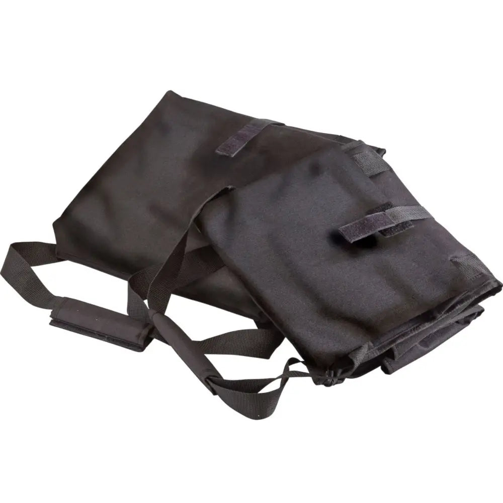 To svarte termo-isolerende leveringstasker med stropper, liggende oppå hverandre mot hvit bakgrunn.