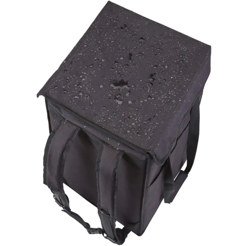 Termoisolert leveringsryggsekk, skrå oversiktsvinkel med vanndråper på lokket og polstrede skulderstropper.