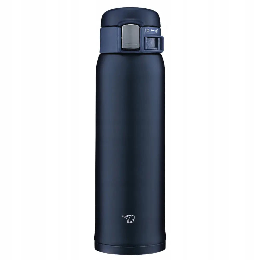 Mørkeblå Zojirushi termokopp 0,48L med sikkerhetslås, sett forfra, hvit elefantlogo nederst på flasken.