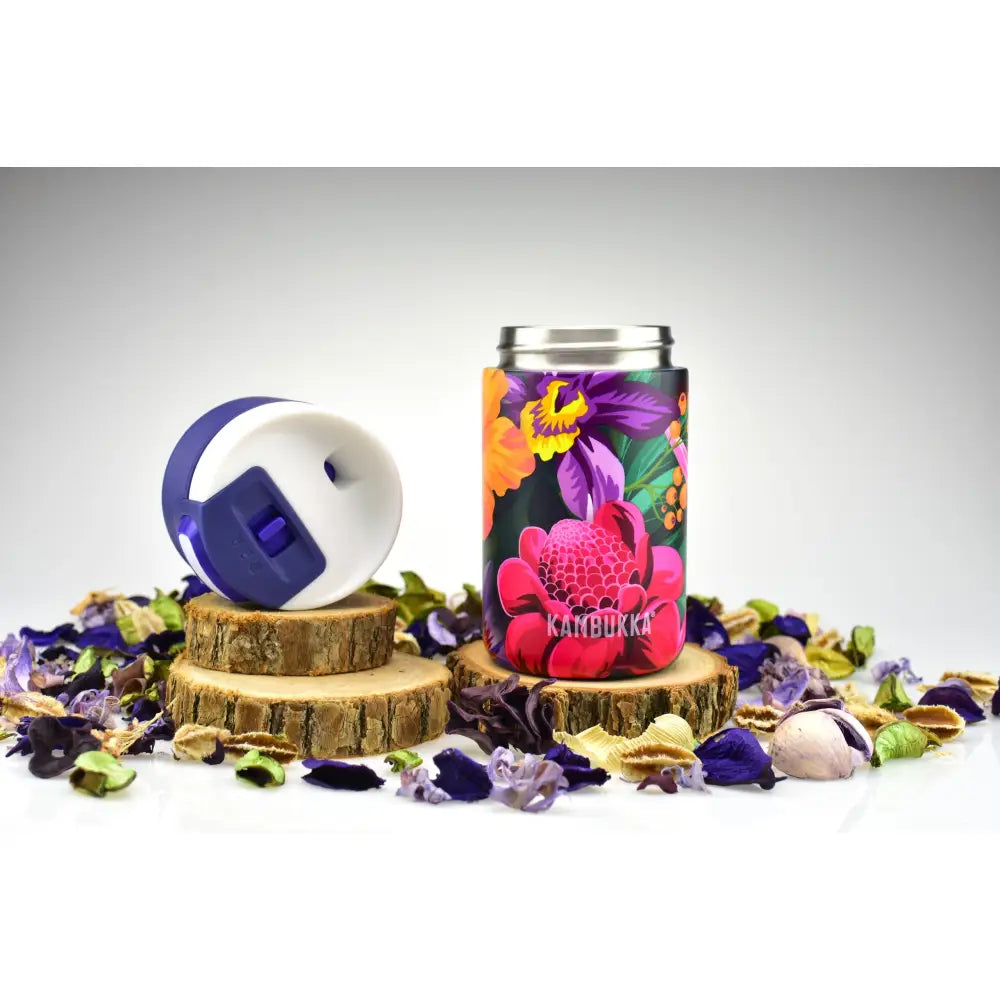 Termokopp Kambukka Etna 300ml i rustfritt stål med blomsterdesign, lokket ved siden av, omgitt av tørkede blomster.