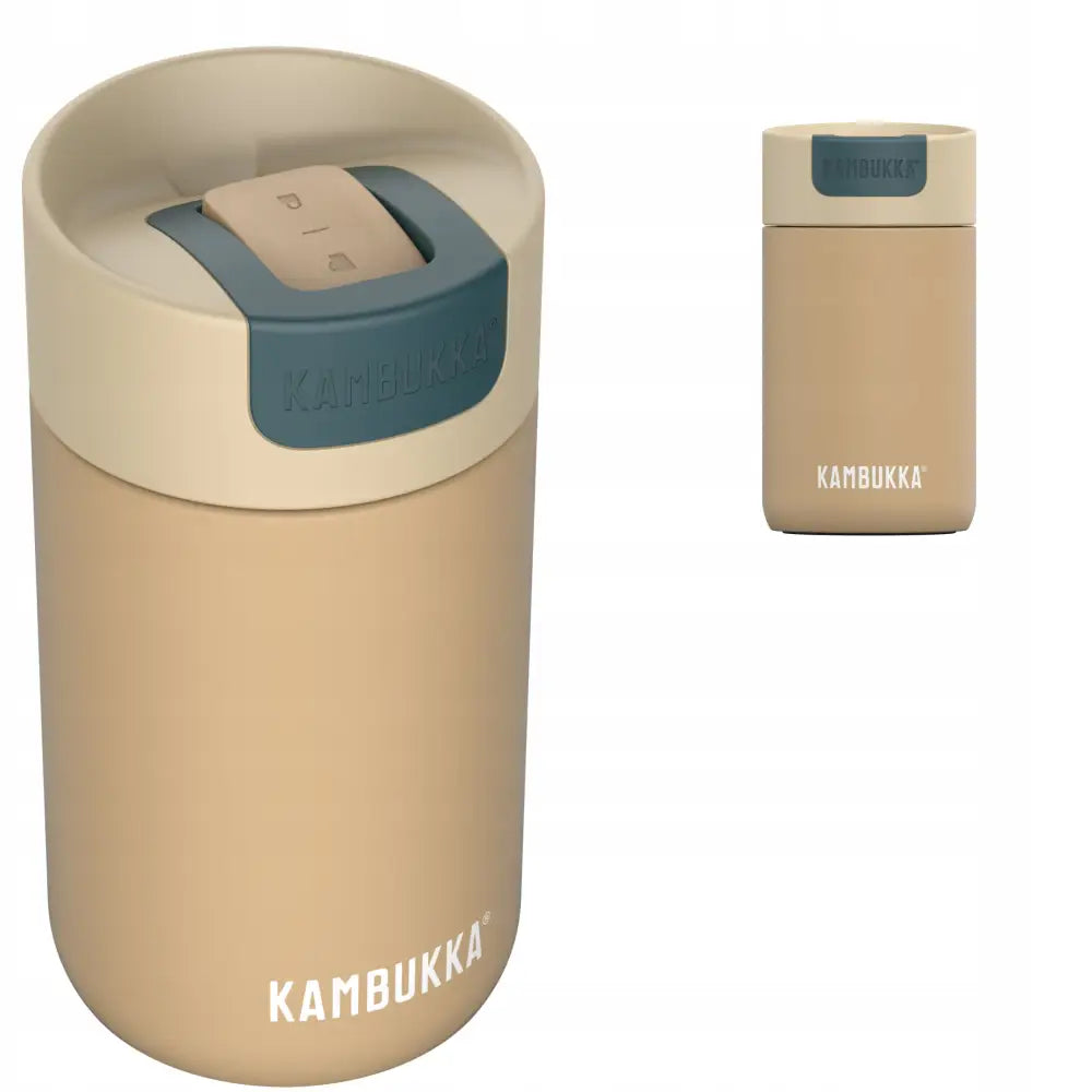 Termokopp Kambukka Olympus 300ml i beige, med kremfarget lokk, mørk grå knapp og synlig logo på forsiden.