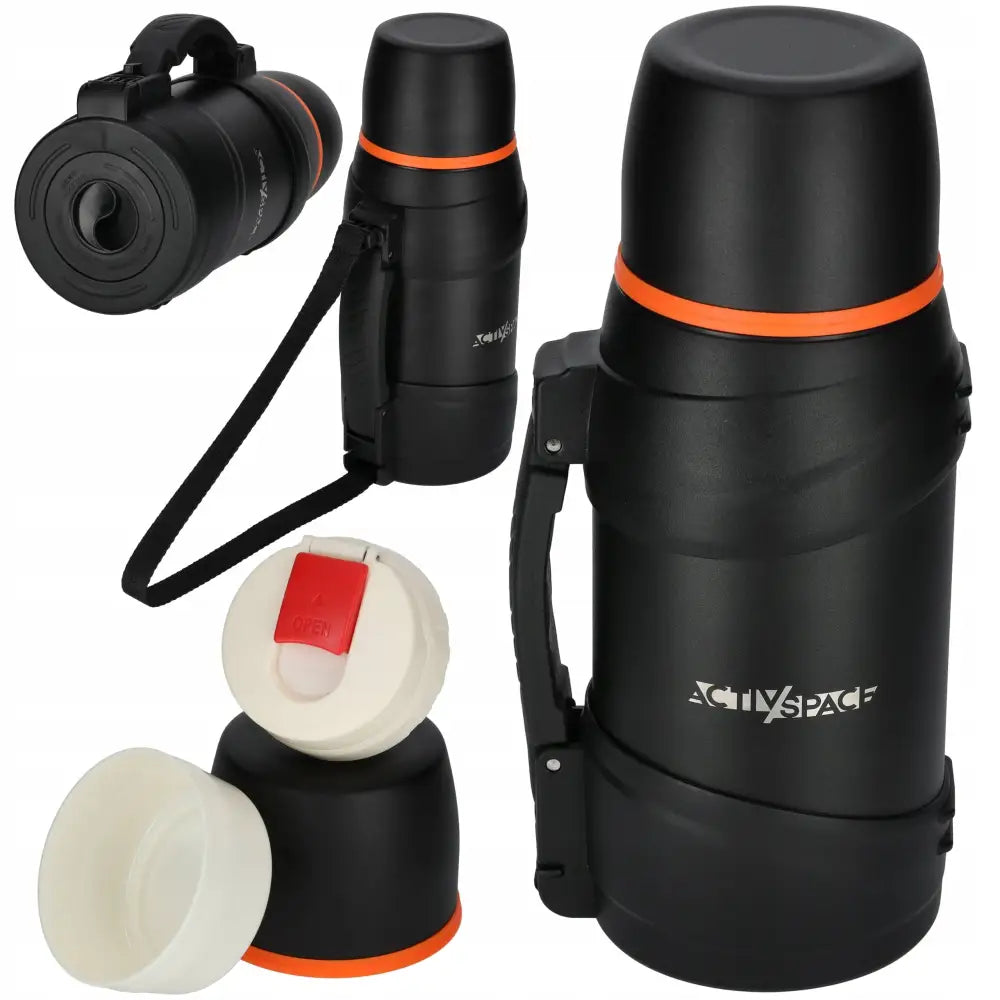 Termos for turbruk, svart modell med oransje detalj, bærehåndtak, skulderstropp og kopp som lokk.