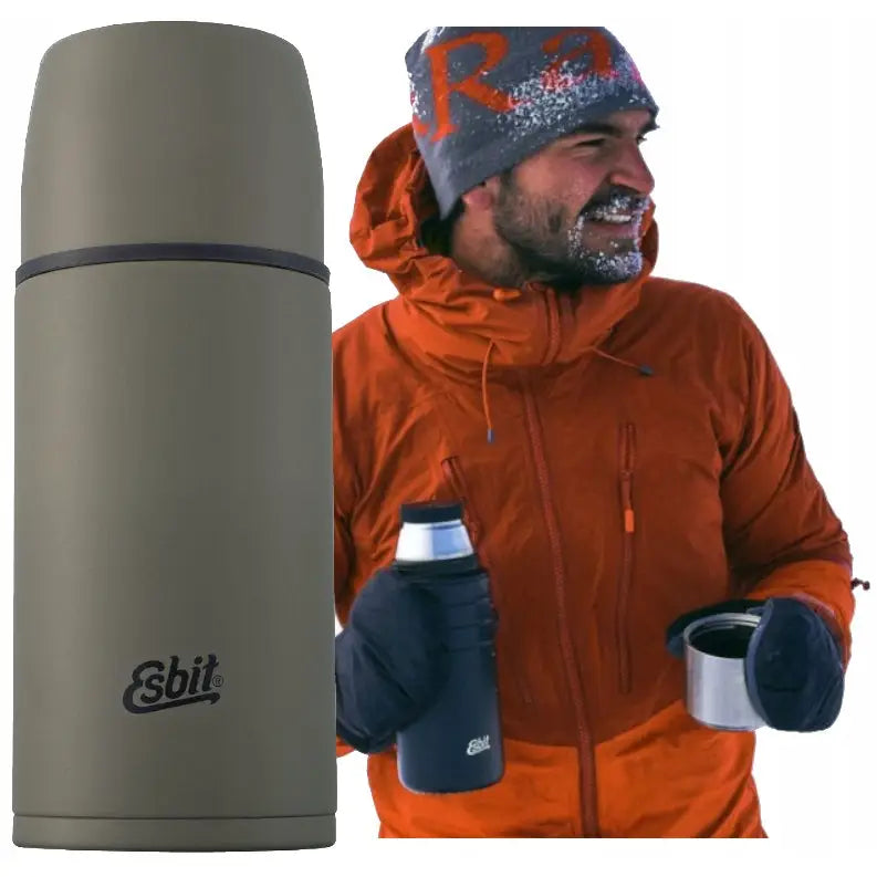 Grønn Esbit termos 750 ml, frontvisning med logo, mann i oransje jakke holder lignende termos i snødekt landskap.