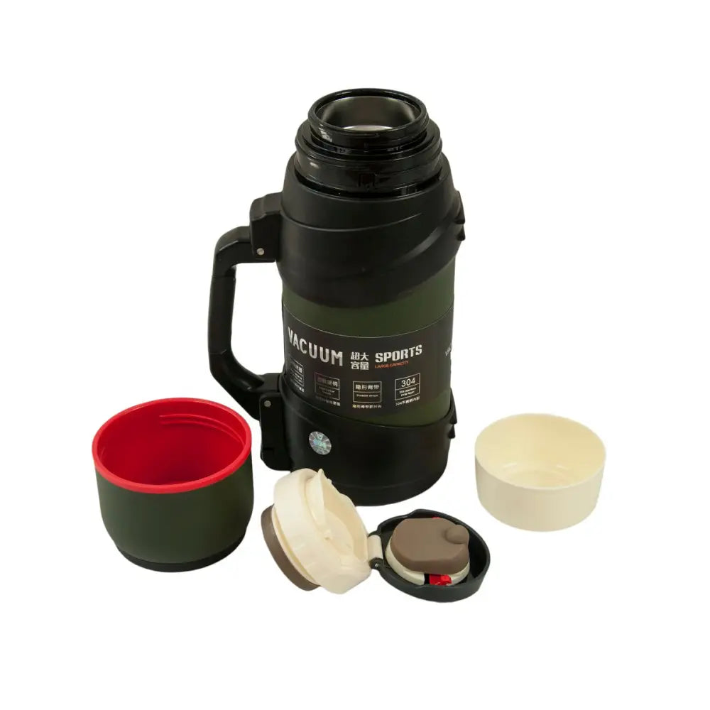 Stor termos for tur i svart og grønt, med håndtak, to avtakbare kopper og lokk på hvit bakgrunn.