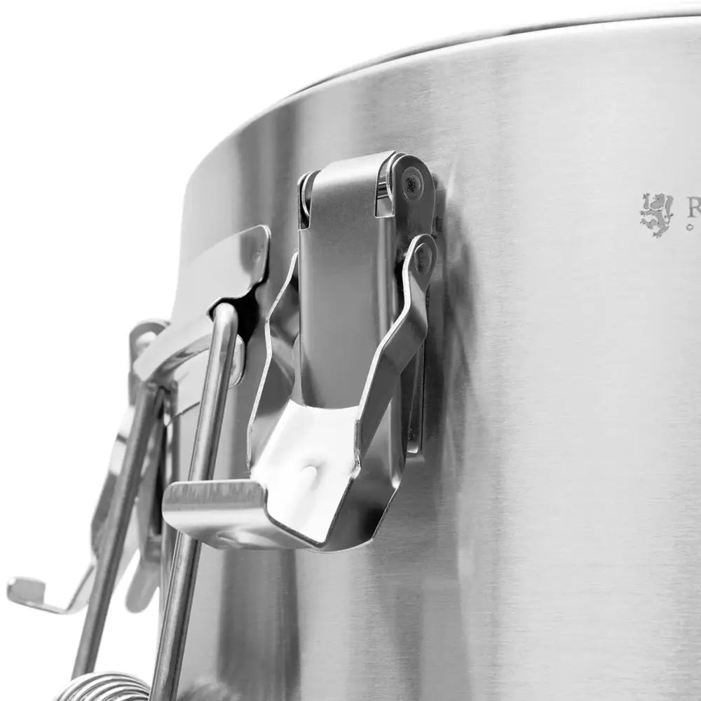 Termos matbeholder i stål, nærbilde av robust låsemekanisme og delvis synlig logo på siden.