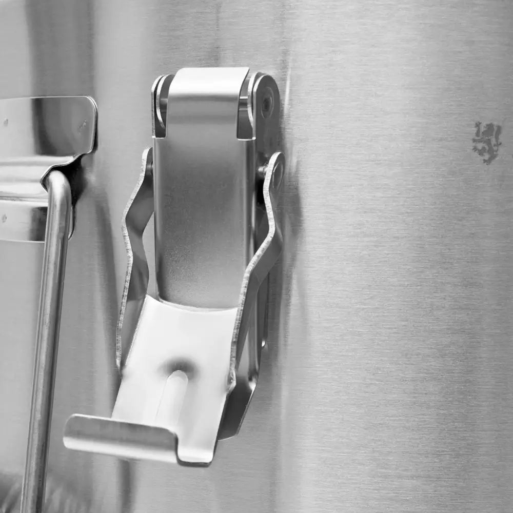 Termosbeholder i rustfritt stål, detaljert nærbilde av solid metallklemme og låsemekanisme.