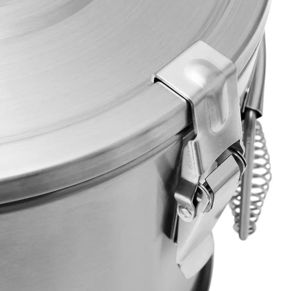 Termosbeholder for mattransport, detalj av lokk med metallås og synlig fjær på børstet ståloverflate.