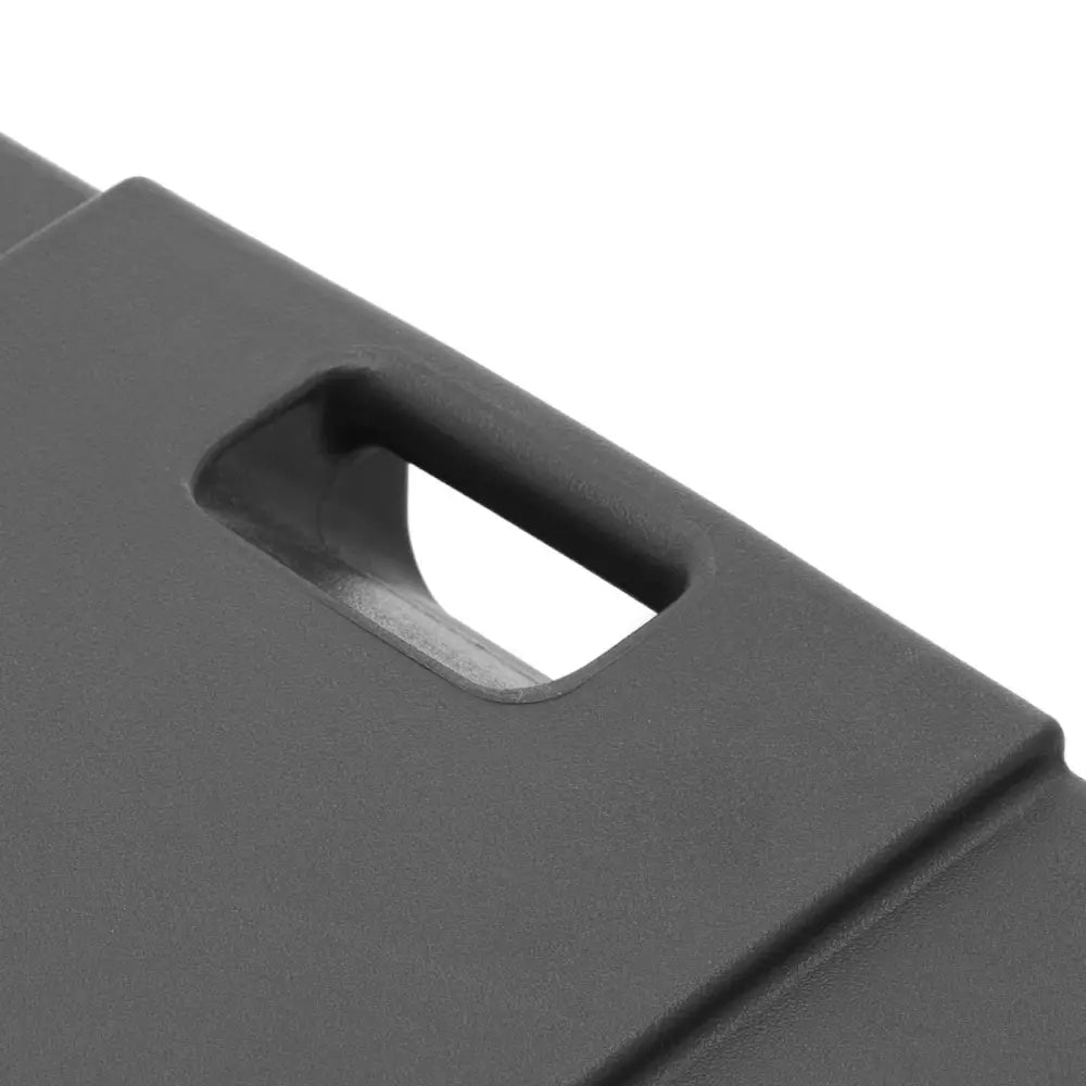 Termosbeholder, nærbilde av sort plastdeksel med rektangulært håndtak og tydelig materialtekstur.