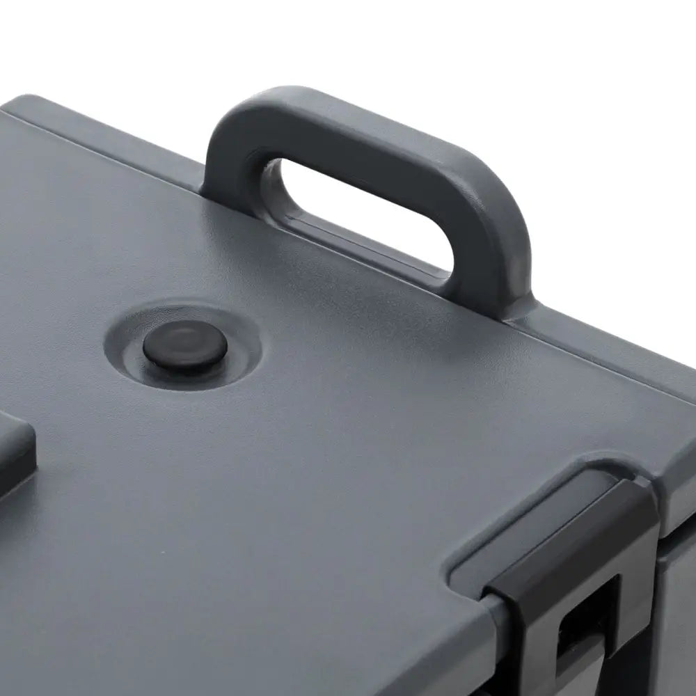 Termosbeholder for catering GN 1/1, nærbilde av bærehåndtak, sort gummiknapp og solide hengsler.