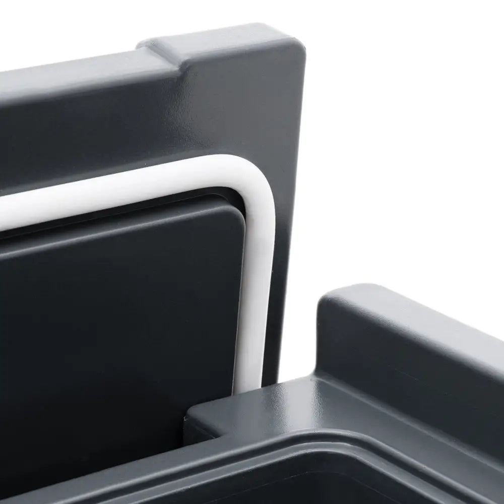 Termosbeholder termoisolert catering GN 1/1, nærbilde av stablede svarte bokser med hvit kant og matt overflate.