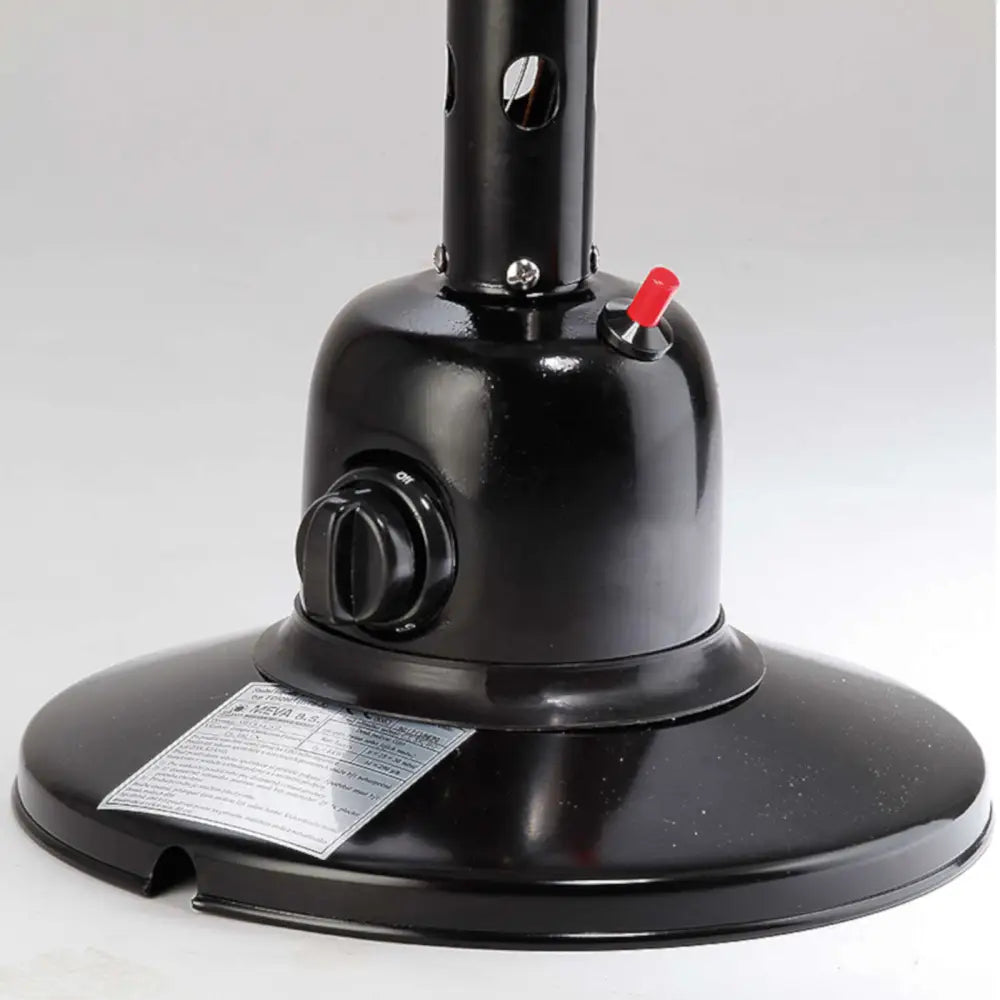 Terrassevarmer ETNA, sidebilde av sort rund fot med justeringsbryter, rød knapp og informasjonsmerke.