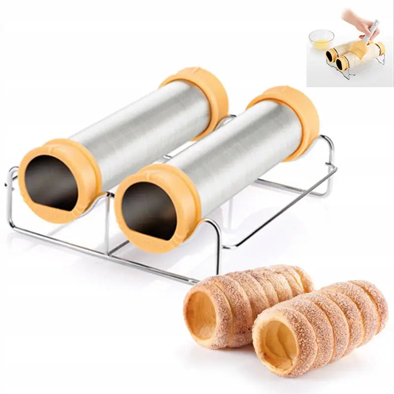 Tescoma Delicia bakeformer med oransje silikonender, på stativ foran to sukkerstrødde trdelnik-kaker.