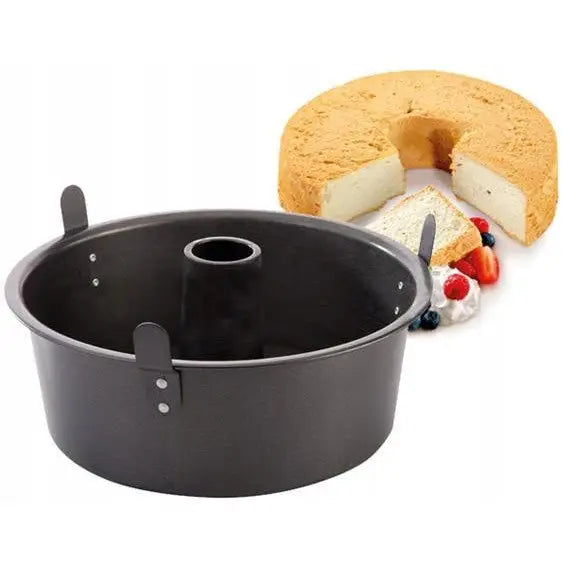 Tescoma form til kake, rund og svart med løs bunn, foran luftig kake pyntet med friske bær.