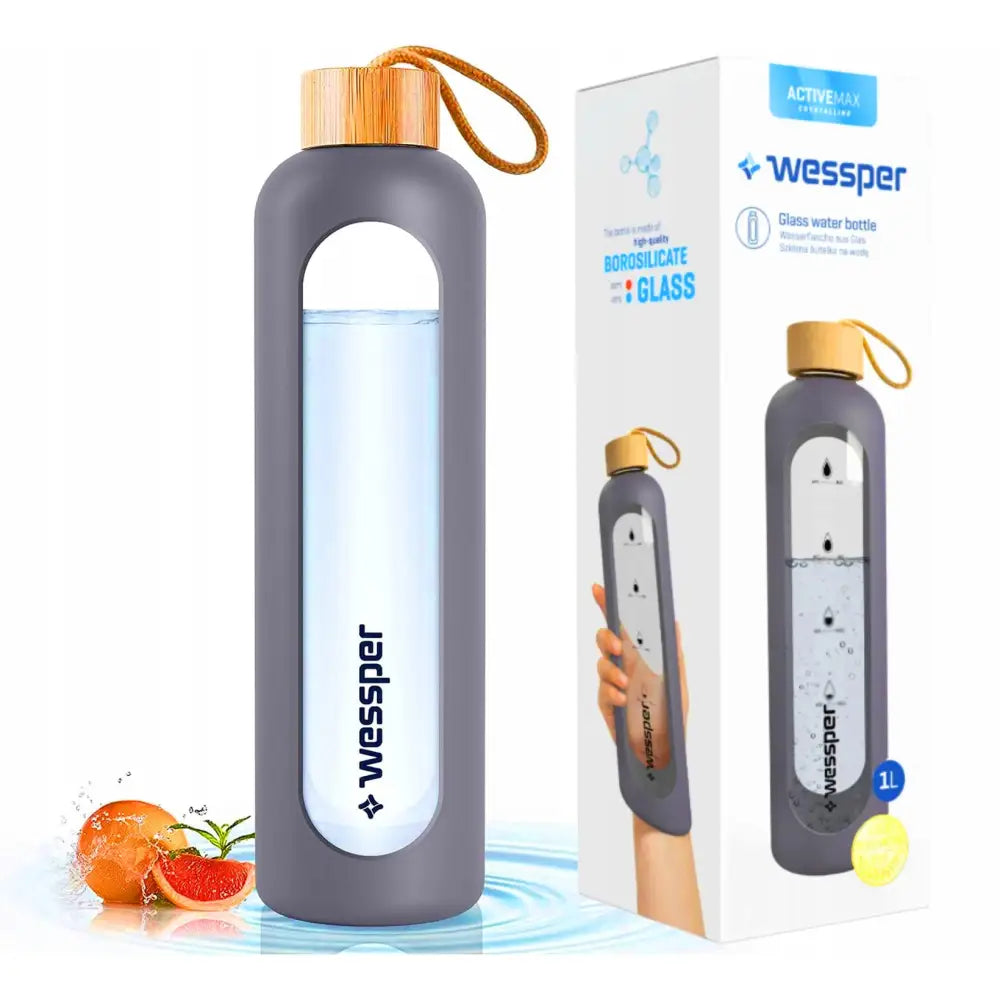 Tett glassvannflaske 1L fra Wessper med grått silikontrekk, bambuslokk og snor, foran original emballasje.