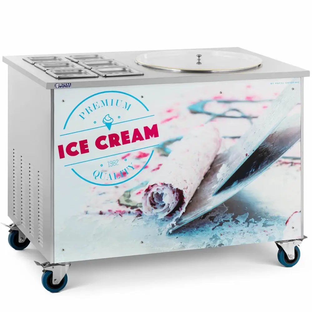 Thai-iskremmaskin på hjul med stor rund plate, fire små beholdere og dekor med rolled ice cream på siden.