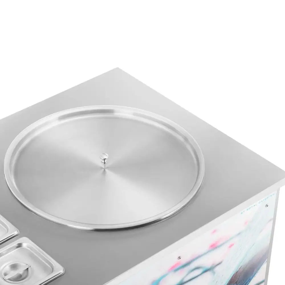 Thai-iskremmaskin med 50 cm rund plate og to GN-beholdere, sett skrått ovenfra på grått underlag.