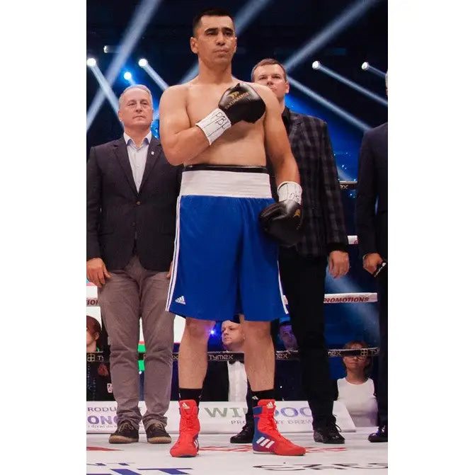 TIGER BLACK V 14 oz boksehansker brukt av bokser i ring, fokus på hanskenes passform under trening.