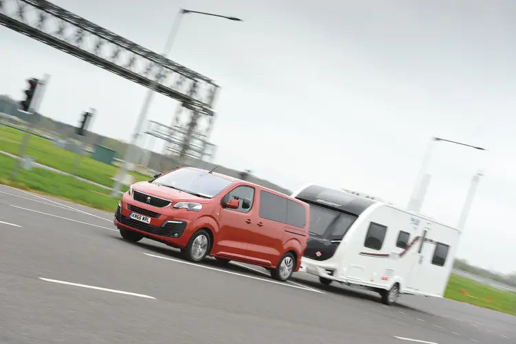 Tilhengerfeste Brink for Fiat SCUDO – nærbilde av kulen og festemekanismen