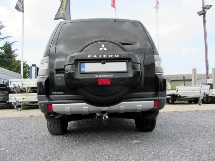 Brink fastmontert tilhengerfeste til Mitsubishi Pajero IV montert under bakfangeren