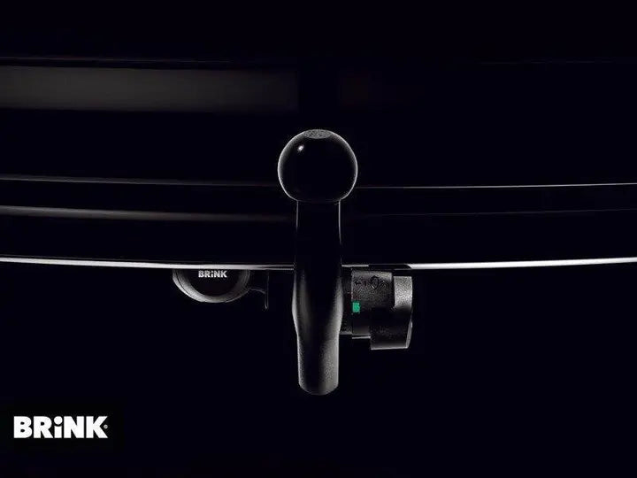 Nærbilde av Brink kulesystem med lås montert under bakfangeren på Jeep Wrangler JL