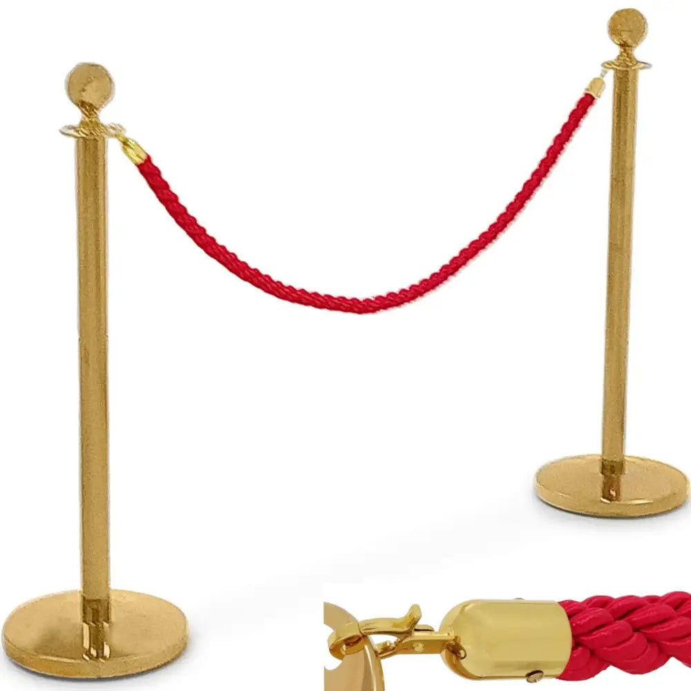 Titaniske hotellavsperringssløyer, to gullstolper med rød snor og detaljert metallfeste nederst til høyre.