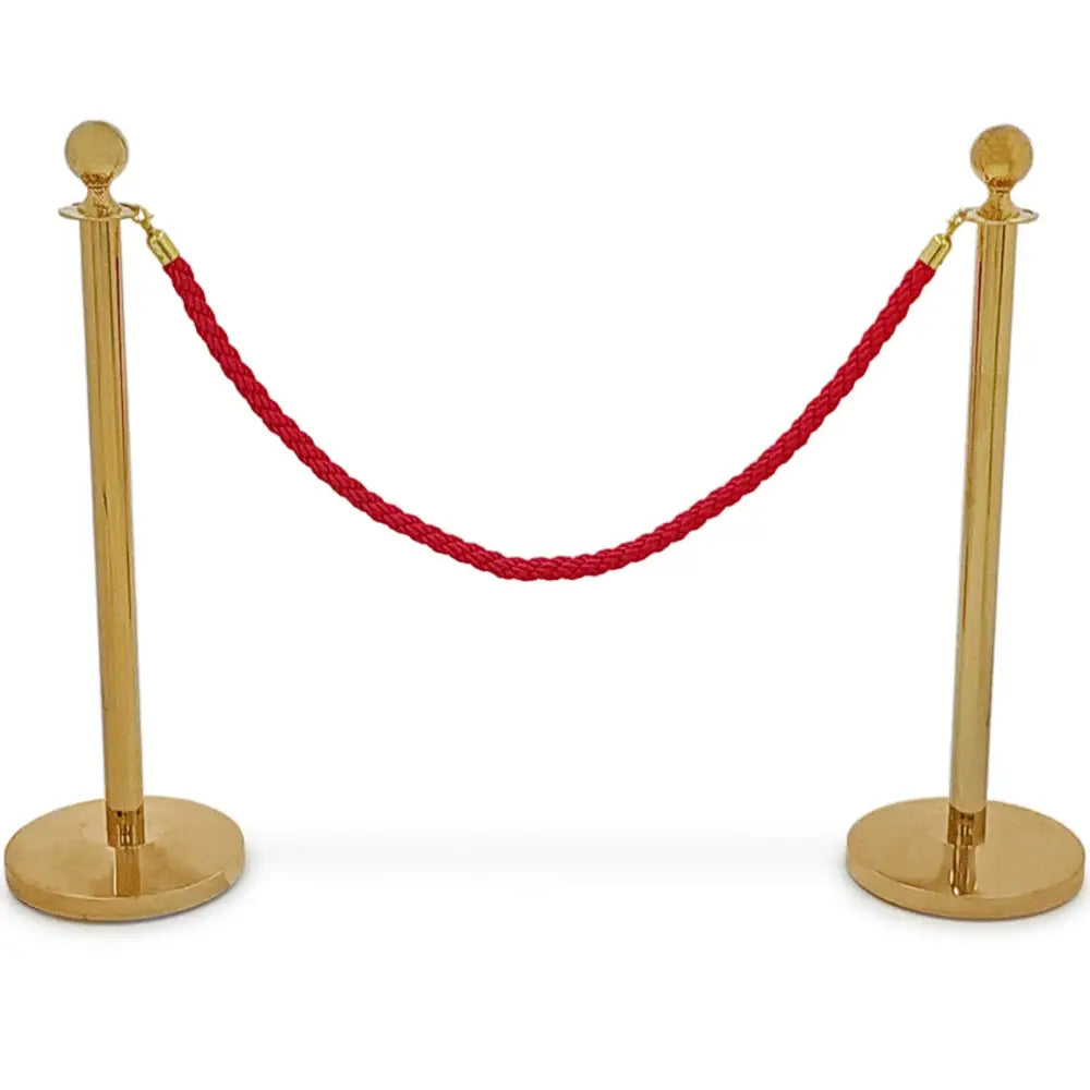 To gullfargede hotellavsperringsstolper med rød, flettet snor mellom, frontvisning mot hvit bakgrunn.
