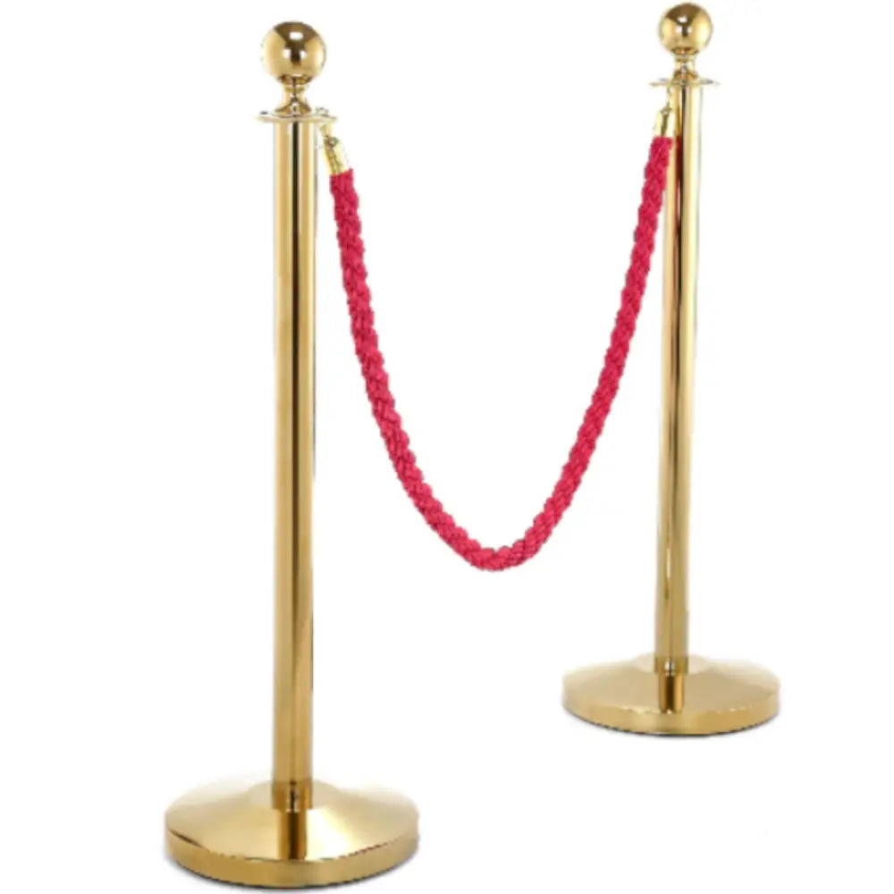 Titaniske hotellavsperringssløyer, to gullfargede stolper med rød tauavsperring fra skrå vinkel.