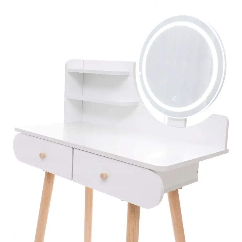 Toalettbord Scandi 09 med LED-speil, hvit finish, to skuffer, åpne hyller og runde speil sett fra skrå vinkel.