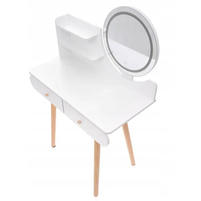 Toalettbord Scandi 09, hvit finish med runde kanter, LED-speil, to små skuffer og lyse treben sett skrått ovenfra.
