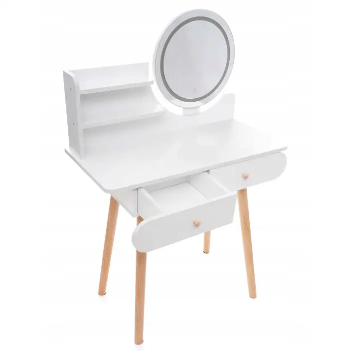 Toalettbord med LED-speil Scandi 09, hvit finish, skrå vinkel som viser åpne hyller, skuff og lyse treben.
