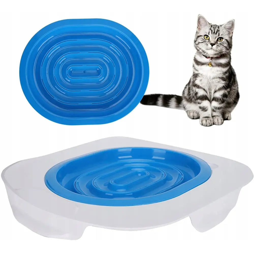 Toalettsete for kattetrening med blå labyrintinnsats, katt ved siden av og detaljvisning av innsatsen i bakgrunnen.