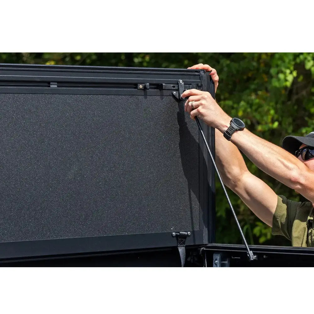 Tøff Tri-fold Flip-up Deksel til Rough Country 5’7’’ - Ram 1500 Classic Ds 19-