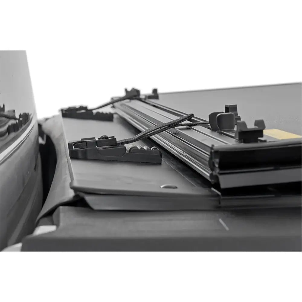 Tøff Tri-fold Flip-up Deksel til Rough Country 5’7’’ - Ram 1500 Classic Ds 19-