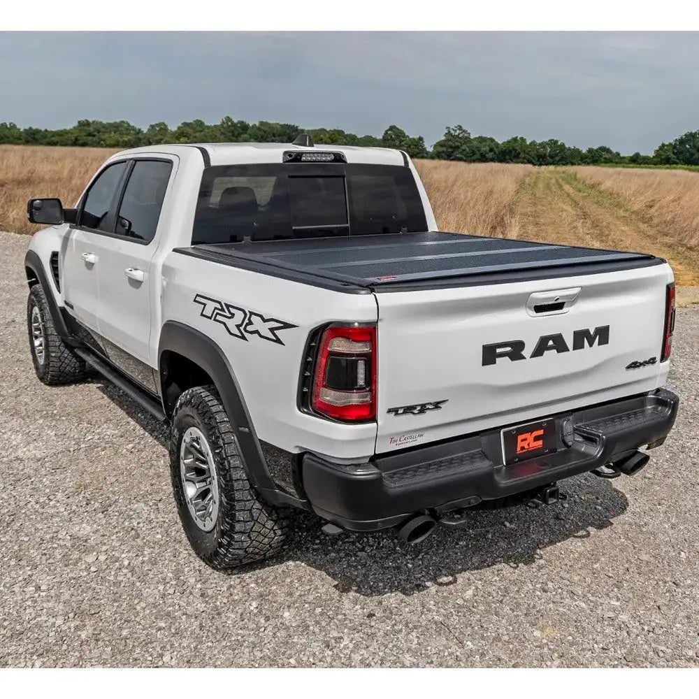 Tøff Tri-fold Lavprofil Hardt Trekk Rough Country 5’7’’ - Ram 1500 Dt 19-