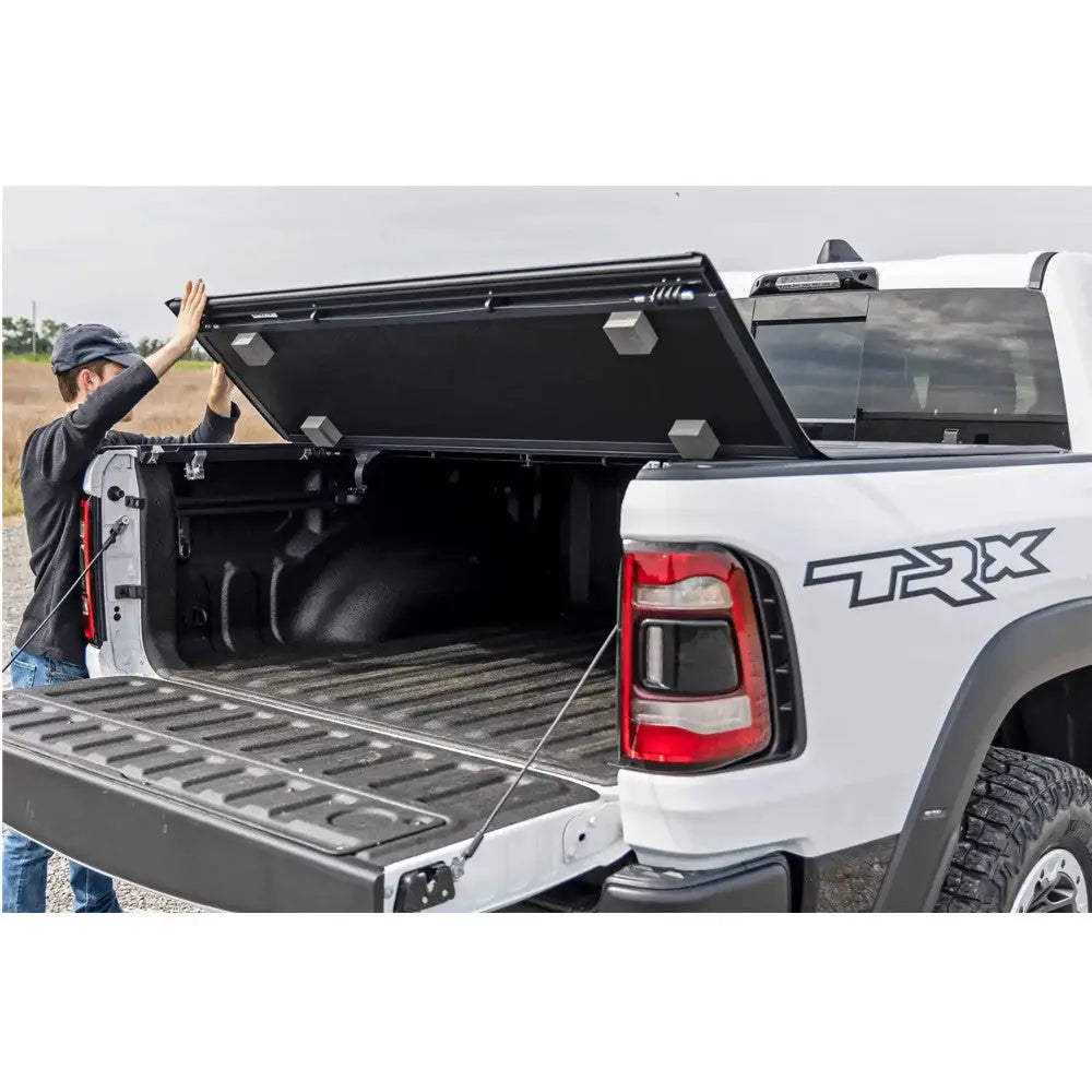 Tøff Tri-fold Lavprofil Hardt Trekk Rough Country 5’7’’ - Ram 1500 Dt 19-
