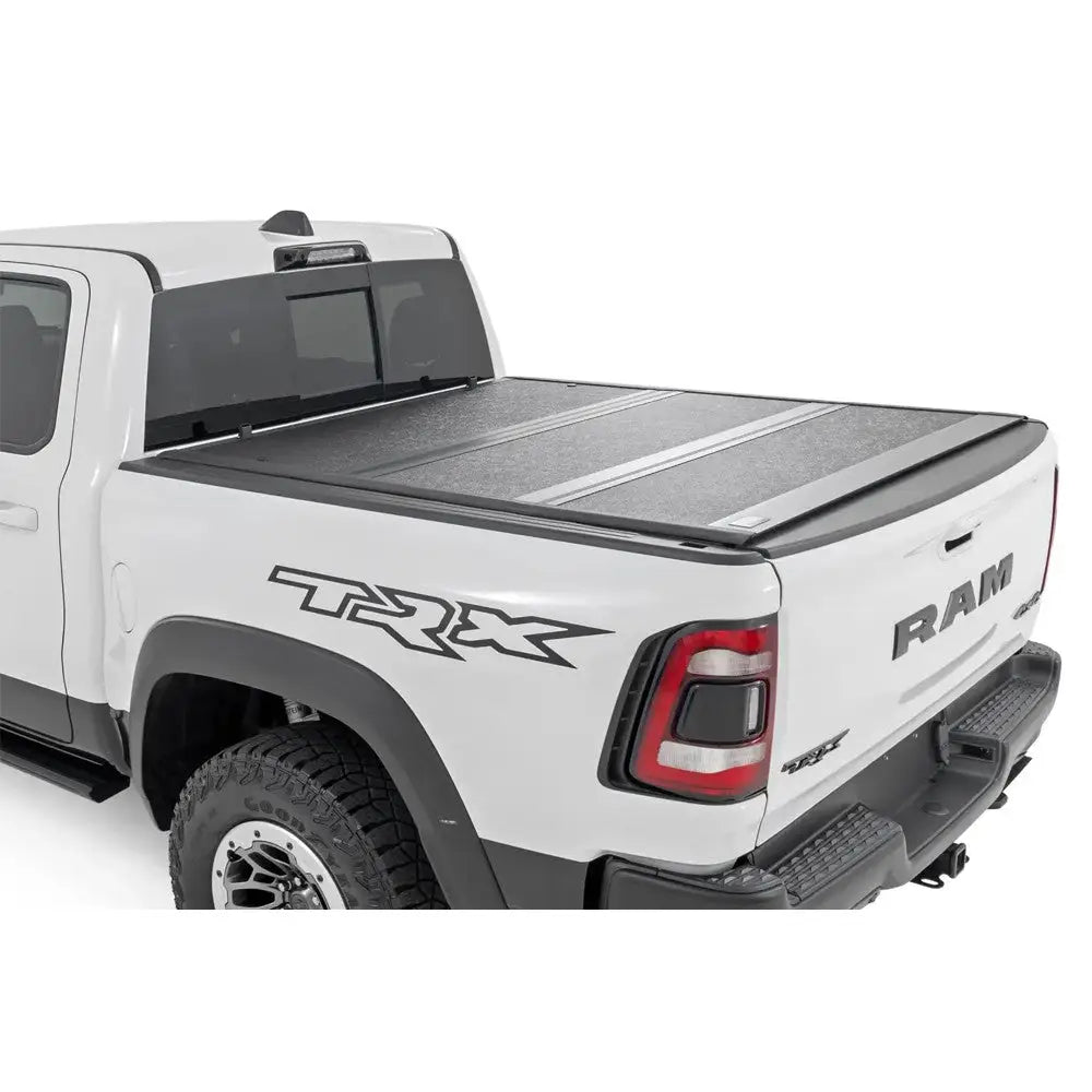 Tøff Tri-fold Lavprofil Hardt Trekk Rough Country 5’7’’ - Ram 1500 Dt 19-