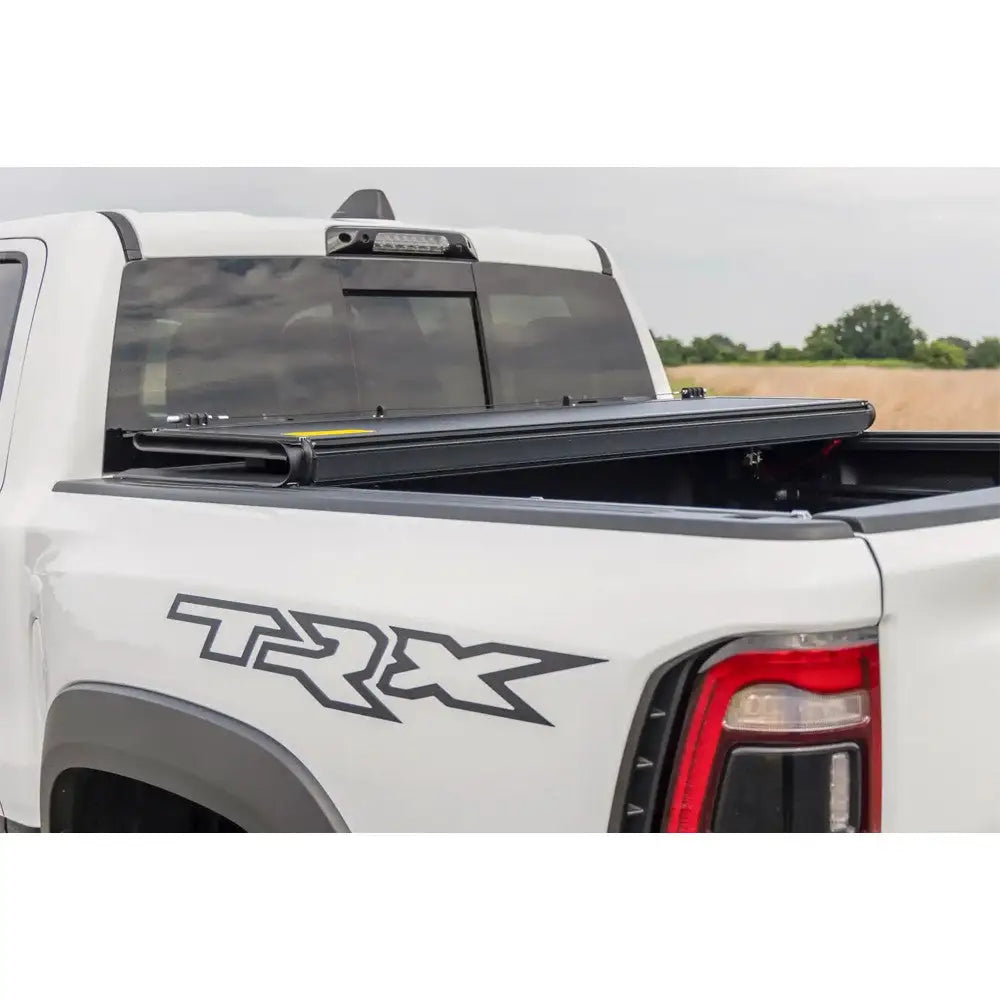 Tøff Tri-fold Lavprofil Hardt Trekk Rough Country 5’7’’ - Ram 1500 Dt 19-