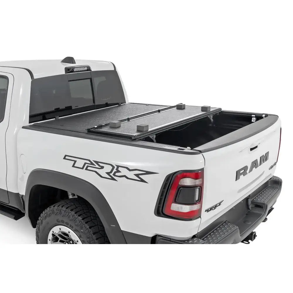 Tøff Tri-fold Lavprofil Hardt Trekk Rough Country 5’7’’ - Ram 1500 Dt 19-