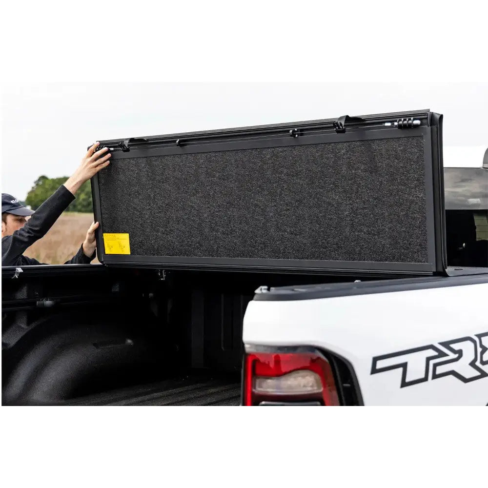 Tøff Tri-fold Lavprofil Hardt Trekk Rough Country 5’7’’ - Ram 1500 Dt 19-