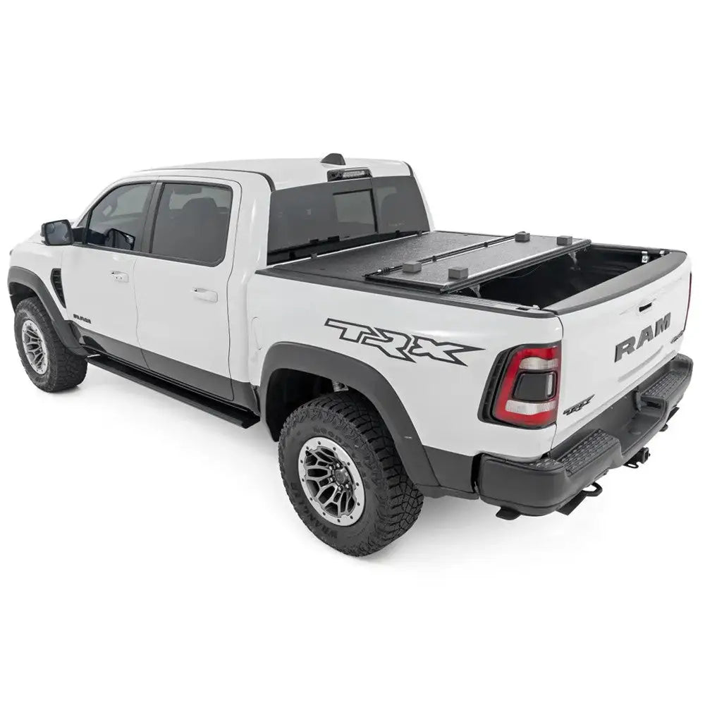Tøff Tri-fold Lavprofil Hardt Trekk Rough Country 5’7’’ - Ram 1500 Dt 19-
