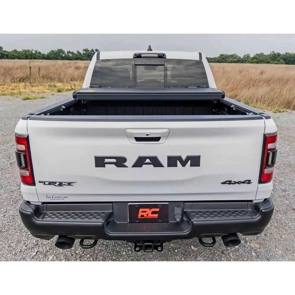 Tøff Tri-fold Lavprofil Hardt Trekk Rough Country 5’7’’ - Ram 1500 Dt 19-