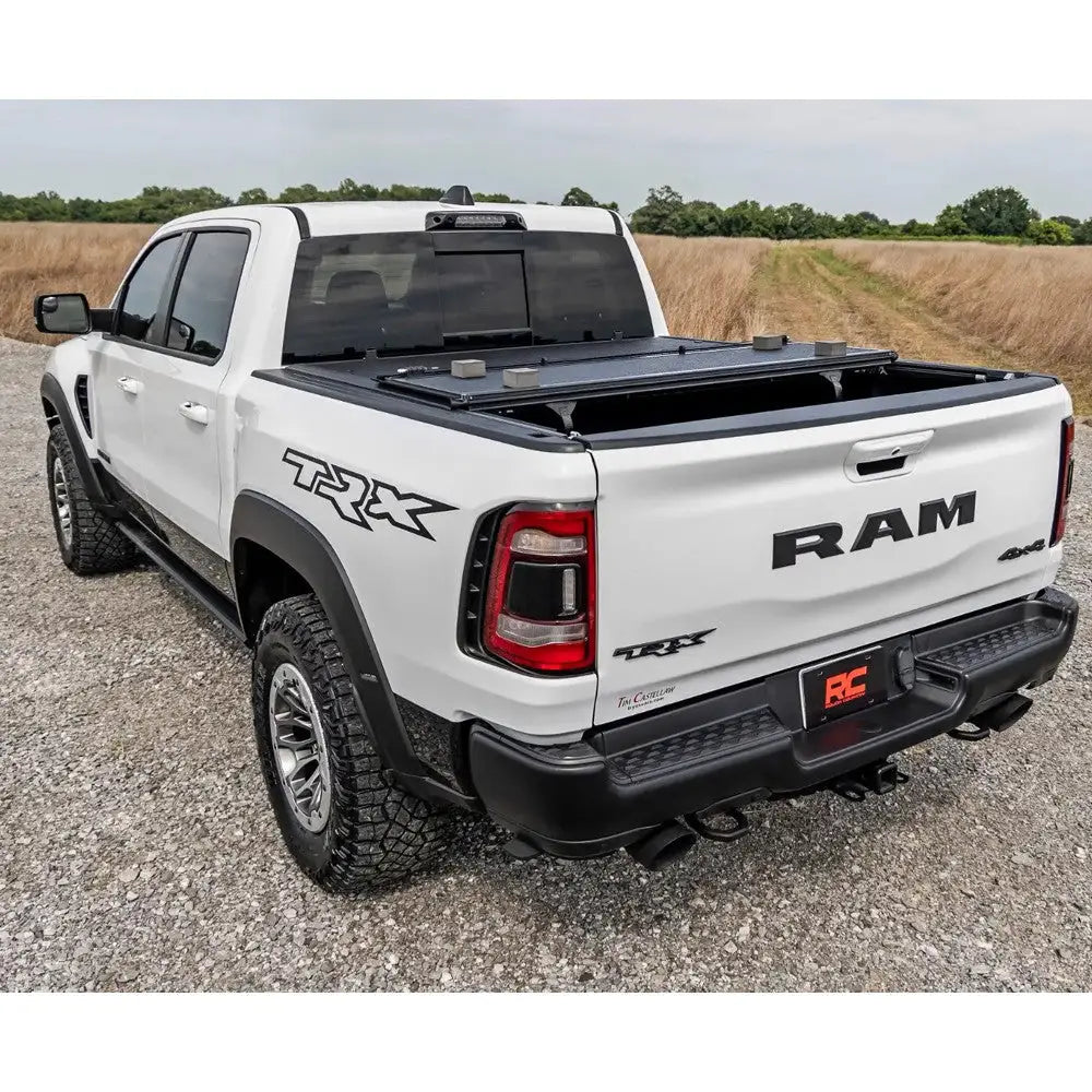 Tøff Tri-fold Lavprofil Hardt Trekk Rough Country 5’7’’ - Ram 1500 Dt 19-